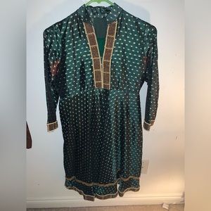 Indian/Pakistani mid sleeve length shalwar kameez.